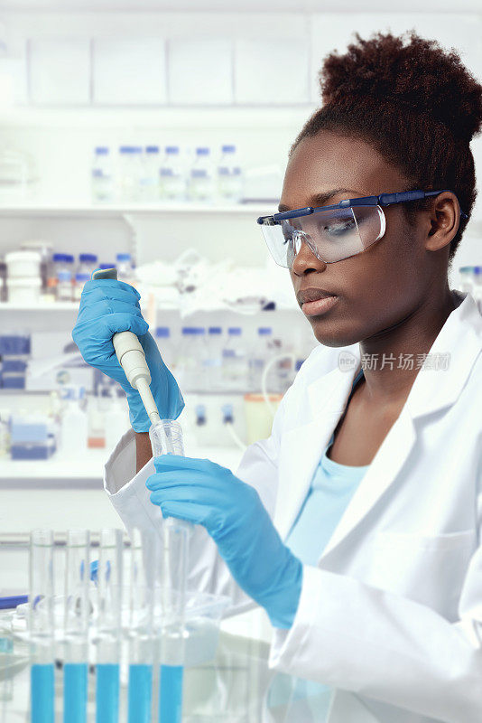 非裔美国科学家或毕业生studenÑ在实验室工作